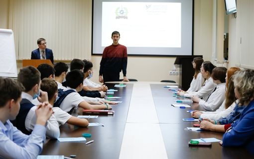 Ученики «Менделеевского класса» посетили УдГУ2