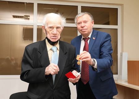 Ветеранам УдГУ вручили памятные медали6