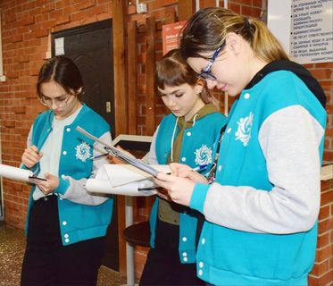 Волонтёры УдГУ помогли в организации Гала-концерта Пельменного кубка КВН в СЦ «Интеграл»5