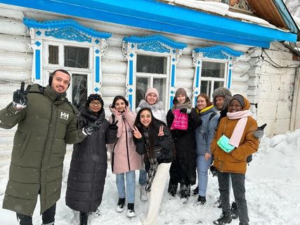 Иностранные студенты УдГУ и Международный студенческий клуб отметили Масленицу в Парке Космонавтов 2