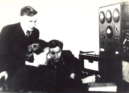 На занятиях в лаборатории, 1950-ее гг.