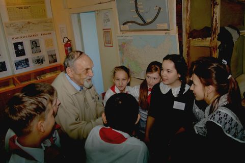 А.А. Тронин со школьниками