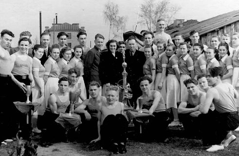 Команда УГПИ выиграла кубок Парка имени С. М. Кирова по легкой атлетике, 1950-е гг.