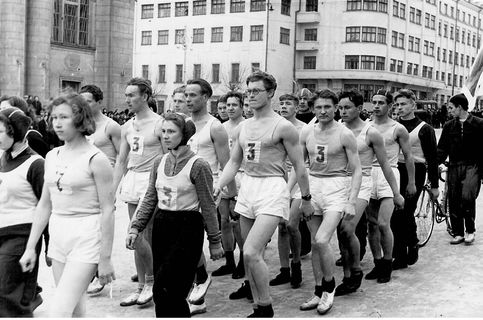 Парад участников республиканских соревнований по легкой атлетике на Центральной площади Ижевска, 1956