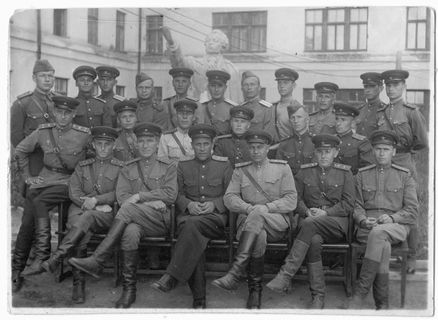 Преподаватели Ленинградского Краснознаменного артиллерийского училища во дворе 2 корпуса УГПИ