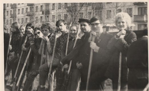 А.А. Александров (третий справа) на студенческом субботнике, 1973 г.
