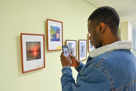 Выставка «Молодость, дружба, творчество» стартовала в УдГУ среди иностранных студентов3
