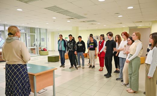 Выставка «Молодость, дружба, творчество» стартовала в УдГУ среди иностранных студентов5