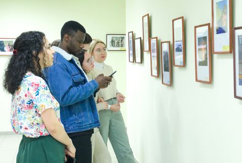 Выставка «Молодость, дружба, творчество» стартовала в УдГУ среди иностранных студентов10