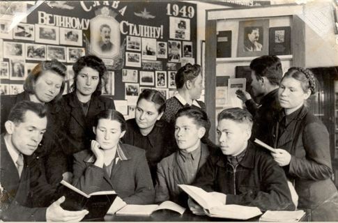 В.И. Петровский (первый слева) на  занятиях со студентами (1949)