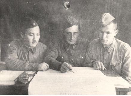 Курсанты военной академии, В.И. Петровский - справа (1941)