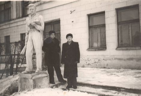 2 у памятника Студенту, 2 корпус УГПИ, январь 1958 г. (из личного архива Марты Северухиной);